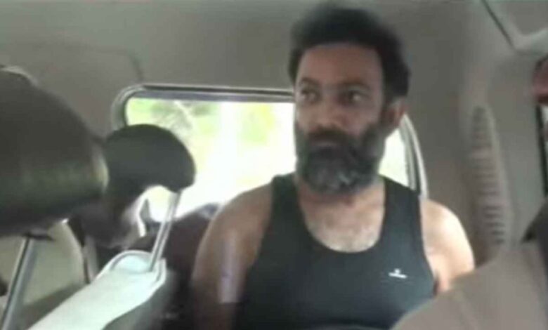 ग्वालियर से गिरफ्तार हुआ सूदखोर वीरेंद्र तोमर, रायपुर पुलिस ने बनियान-लोअर में निकाला जुलूस
.हिस्ट्रीशीटर वीरेंद्र तोमर का रायपुर पुलिस ने 