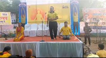 मुस्कान मित्र मंडल द्वारा मनाया गया योग दिवस, योग शिक्षक ने अपना संपूर्ण जीवन किया समर्पित, 10 वर्षों से लगातार निशुल्क सीखा रहे योग।