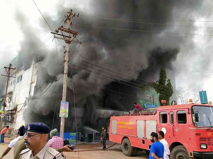 राजनंद  गांव के इलेक्ट्र्र्र्र्रनिक शोरूम में  लगी   भीषण  आग