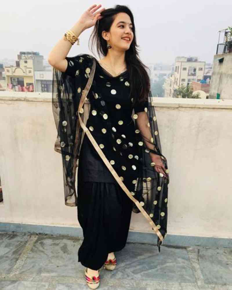 टिक टॉक स्टार सिया कक्कड़ ने की आत्महत्या, मैनेजर ने कहा-समझ नहीं आ रहा क्यों उठाया यह कदम