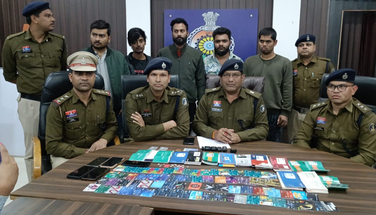 सायबर म्युल अकाउंट गैंग का भंडाफोड़, दुर्ग पुलिस की बड़ी कार्रवाई
बस स्टैंड से मास्टरमाइंड गिरफ्तार, 78 एटीएम/क्रेडिट कार्ड समेत भारी मात्रा में बैंक दस्तावेज जब्त