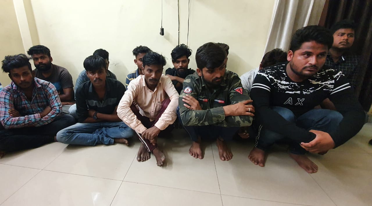 जुआ खेलते रंगे हाथ पकड़े 13 जुआरी कार्रवाई, नगदी व ताशपत्ती बरामद, जुआरियों में बीजेपी नेता भी शामिल