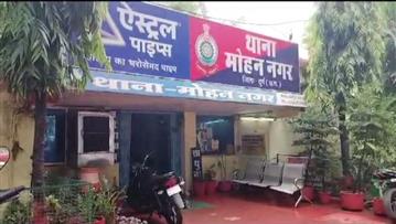 शंकर नगर स्थित गोपाल राशन किराना दुकान में, चोरों ने चोरी की घटना को दिया अंजाम, दुकानों से चांदी के सिक्के के साथ गल्ले में रखे हजारों रुपए कर दिए पार, उसकी काली करतूत कैमरे में हुई कैद 