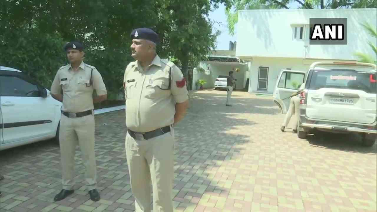 छत्तीसगढ़ सीएम के नजदीकी नौकरशाह और रायपुर महापौर के घर आयकर छापा