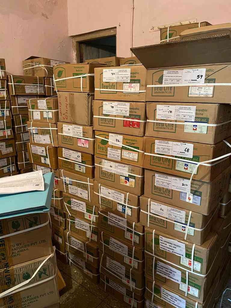 रायपुर में भोपाल की अवैध होम्यापैथी दवाएं जब्त, छापे के बाद दवाएं सील
