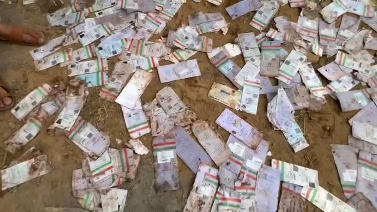 नदी किनारे मिले हजारों आधार कार्ड, ग्रामीणों में आक्रोश; जांच की मांग, डाकघर घेराव की चेतावनी