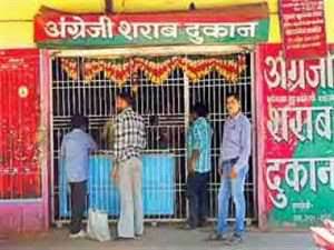 शराब दुकान के गुंडों ने ग्राहकों को दौड़ा-दौड़ाकर पीटा, रेट को लेकर हुआ विवाद