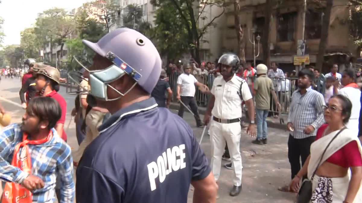 कोलकाता में पीएम मोदी की रैली से पहले TMC-BJP कार्यकर्ताओं में झड़प, पथराव में पुलिसकर्मी घायल