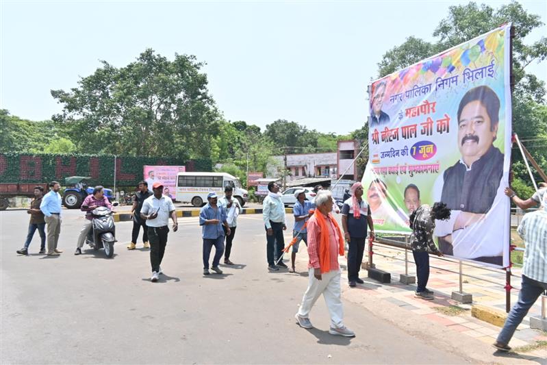 अवैध लगे होर्डिंग्स को हटाने के लिए, दिनभर चला अभियान, महापौर नीरज पाल ने स्वंय खड़े होकर हटवाया, अपना फोटो लगे हुए फ्लेक्स- होर्डिंग्स।