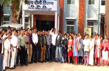 जिला अस्पताल के डॉक्टर को ड्यूटी के दौरान गैंगस्टर तपन सरकार के भांजे ने धमकाया, नाराज स्वास्थ्यकर्मियों ने सोमवार सुबह ओपीडी बंद करके प्रदर्शन किया। 