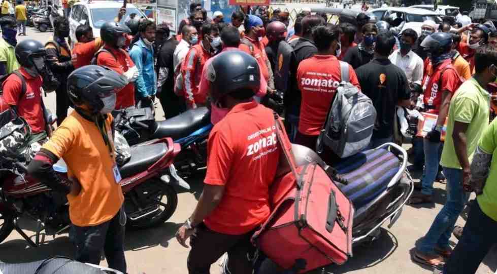 10 मिनट डिलीवरी सेवाओं पर केंद्र सरकार का शिकंजा, प्लेटफॉर्म्स को ऐसे विज्ञापन हटाने का निर्देश
तेज डिलीवरी से बढ़ रही दुर्घटनाएं, गिग वर्कर्स की सुरक्षा को लेकर सरकार सख्त