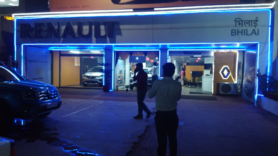 सुपेला के रेनॉल्ट शो रुम में जांच करने पहुंची जीएसटी की टीम