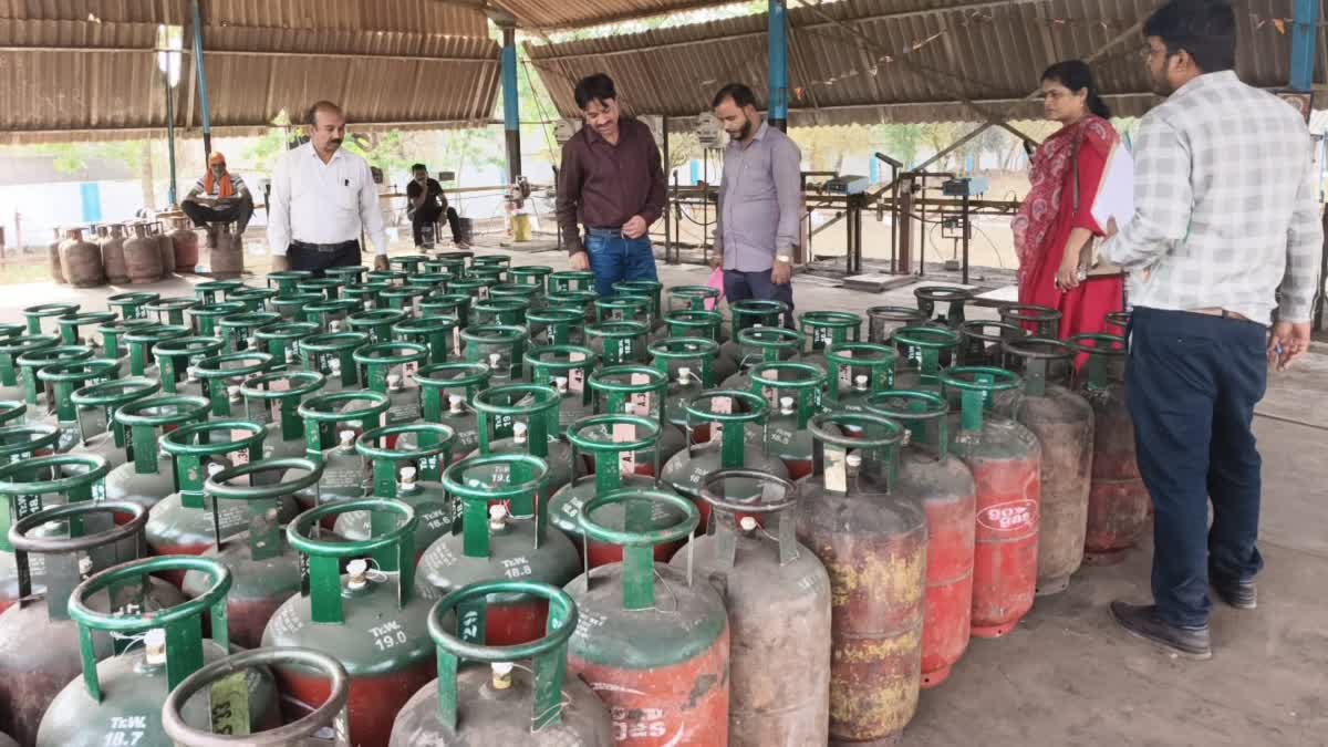 दुर्ग में 599 LPG सिलेंडर जब्त, अवैध गैस कारोबार पर बड़ा एक्शन