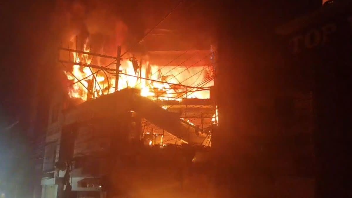 दुर्ग में दो जगह भीषण आग, 500 एकड़ फसल जली, मार्केट की दुकानें खाक