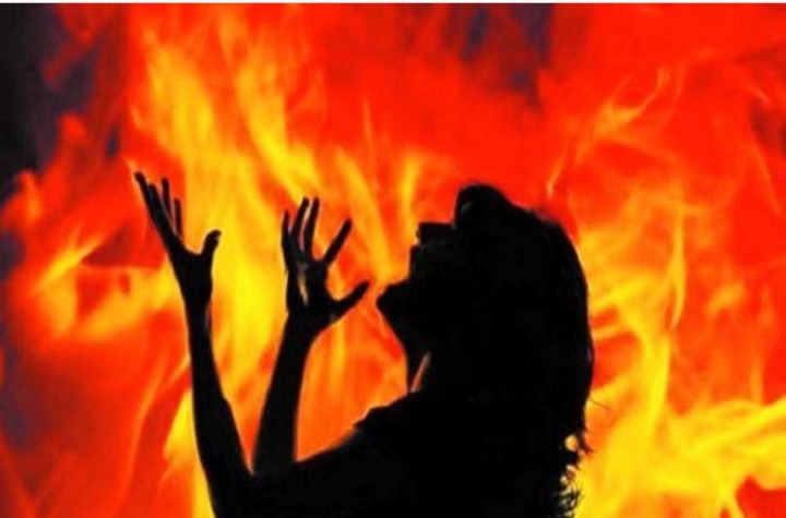 बेमेतरा जिले में मानवता को शर्मसार कर देने वाली घटना सामने आयी है। दाढ़ी थाना क्षेत्र के एक गांव में नाबालिग के साथ दरिंदगी का प्रयास असफल होने पर आरोपियों ने मासूम बच्ची को केरोसिन डालकर जिंदा जला दिया।