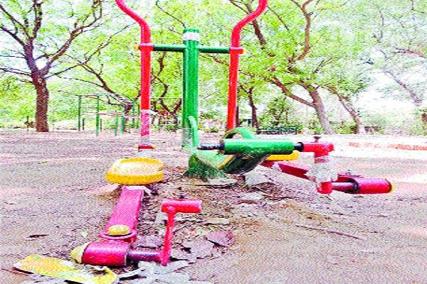 रेलवे कॉलोनी का  चिल्ड्रन पार्क बन गया उजाड़