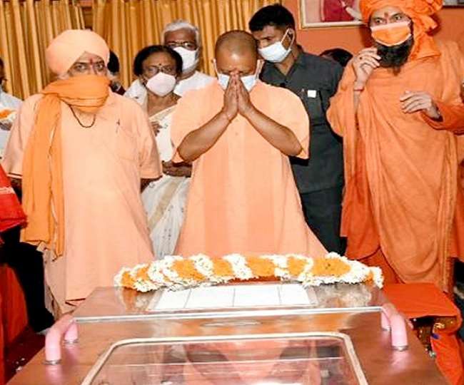 महंत नरेन्द्र गिरि को सीएम योगी आदित्यनाथ ने दी श्रद्धांजलि, बोले-सामने लाया जाएगा संदिग्ध मौत का सच