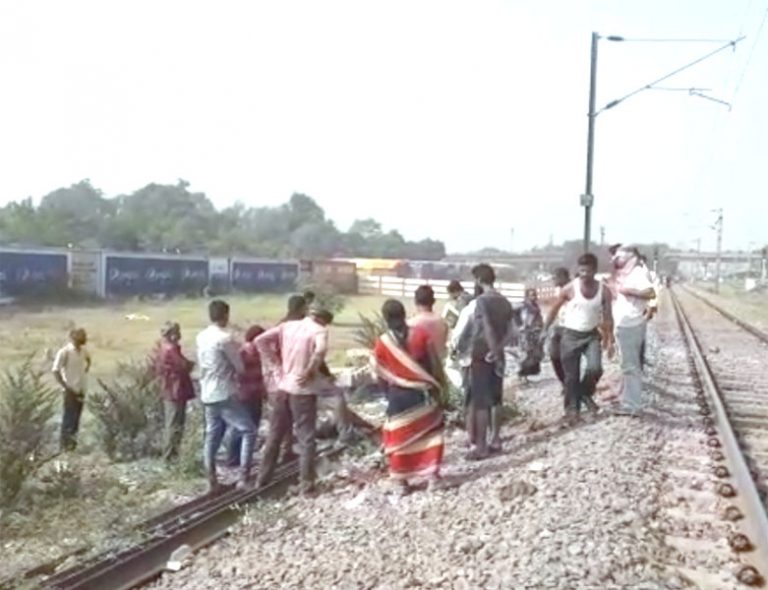 रेलवे ट्रेक के किनारे जली हालत में मिली लाश पुलिस जांच में जुटी