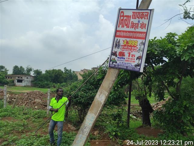 शहर के अनेक स्थानों में अवैध रूप से लगे होर्डिंग एवं पोस्टर को हटाने कार्रवाई, होर्डिंग लगाने वालों से वसूला जा रहा जुर्माना