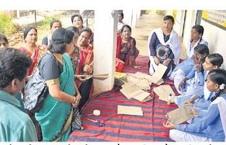 प्लास्टिक को जड़ से खत्म करने के लिए छात्र छात्राओं ने सीखा कागज व पेपर से बैग बनाने का तरीका