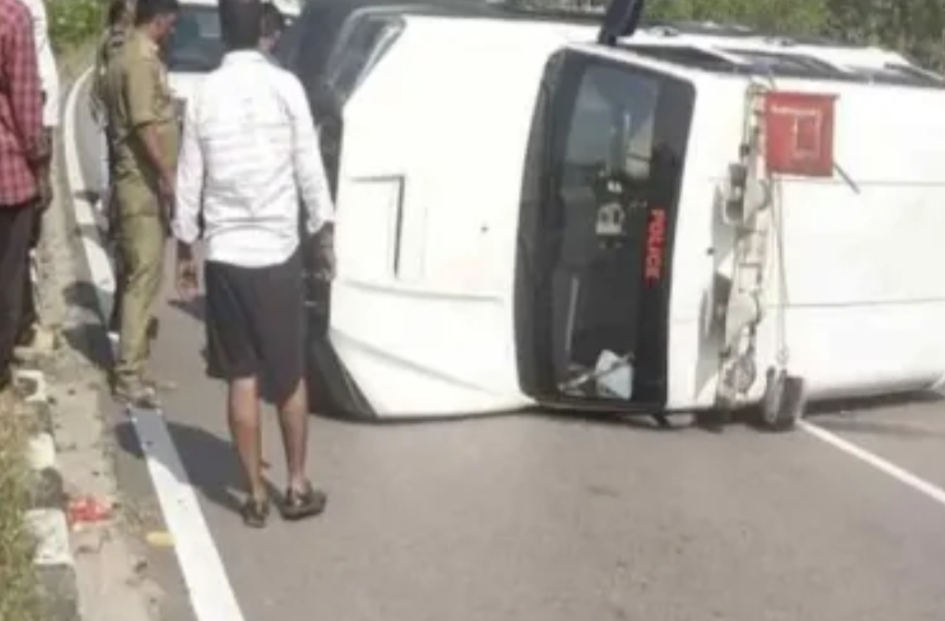 मंत्री लखनलाल देवांगन के काफिले का वाहन पलटा, तीन लोग घायल