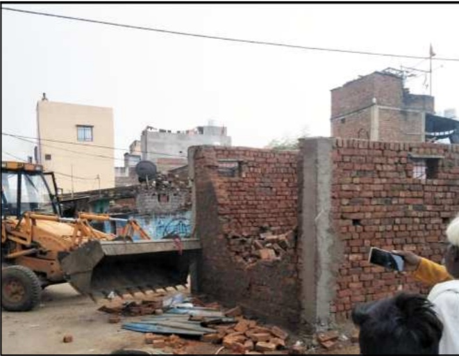 अवैध निर्माण को रोकने निगम का चला बुलडोजर।