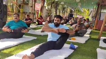 अंतर्राष्ट्रीय योग दिवस पर  महापौर नीरज पाल, आयुक्त रोहित व्यास  महापौर परिषद के सदस्यों ने सीखें योग के गुर।
