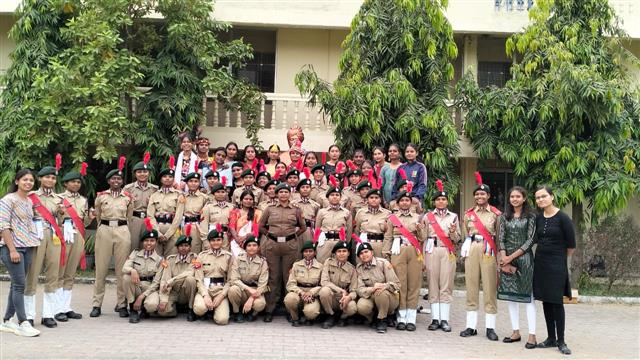  भारत का जवान, मैं दुश्मनों से नहीं डरता" ने बांधा समां, बटोरी वाहवाही 
कल्याण पीजी कॉलेज में मनाया एनसीसी डे, कैडेट्स ने गीत, संगीत और सामूहिक प्रस्तुति देकर मोहा मन 
