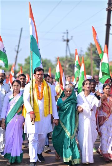 तिरंगा यात्रा: शहीद चुम्मन यादव की माता जी ने मिलाया कदम ताल, इधर देवेंद्र का स्वागत कर कांग्रेस के हुए गुड्डू खान, यात्रा के दौरान पूर्व पार्षद गुड्डू खान 500 साथियों के साथ कांग्रेस में हुए शामिल , आज तिरंगा यात्रा का दूसरे दिन खुर्सीपार क्षेत्र में निकाली गई पैदल तिरंगा यात्रा
