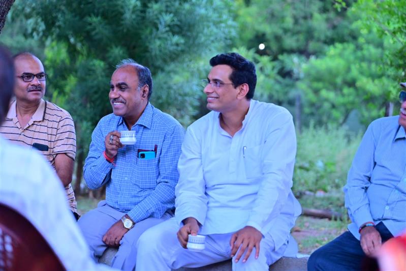 भेंट मुलाकात चाय की चुस्की के संग लोगों के साथ हुई विकास पर चर्चा