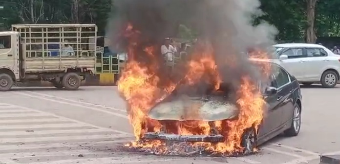 रायपुर में सीएम हाउस के पास चलती कार में लगी आग
