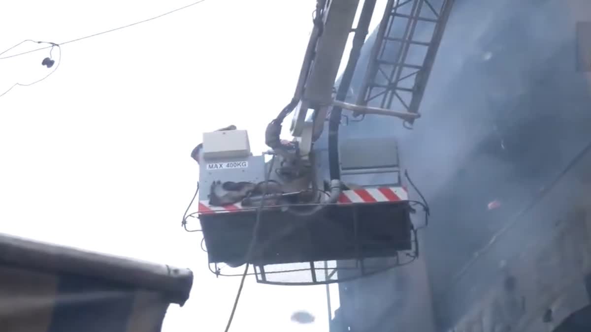 दिल्ली के पालम में भीषण आग: 8 की मौत, 30 दमकल गाड़ियों ने पाया काबू