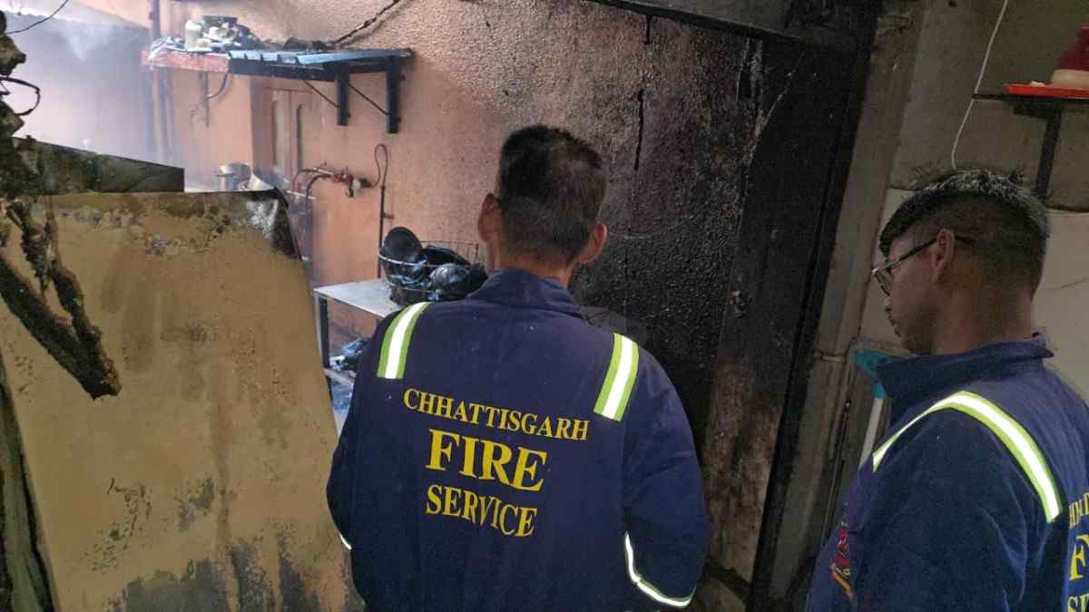 नेहरू नगर स्मृतिनगर मार्केट स्थित रेस्टोरेंट में लगी आग, दमकल टीम ने समय रहते पाया काबू