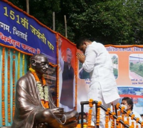 सीएम भूपेश ने भिलाई निगम को दी करोड़ों रुपए के विकास कार्यो की सौगात , खुर्सीपार कॉलेज से लेकर सड़क - नाली निर्माण के लिए रखी नींव , विधायक देवेंद्र की सीएम ने थपथपाई पीठ।