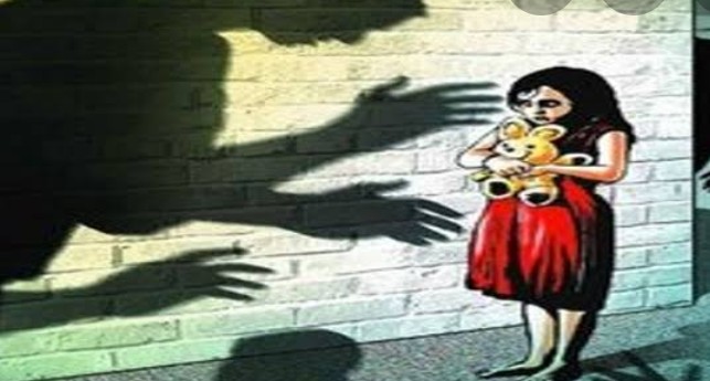 अंधेरे  का फायदा उठाकर एक मासूम बच्ची के साथ अधेड़ ने किया अनाचार... 