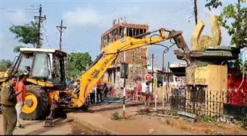 नेहरू नगर चौक का सौंदर्यीकरण कार्य हुआ शुरू, महापौर नीरज पाल द्वारा लगातार की जा रही मॉनिटर, ट्रैफिक व्यवस्थाओं पर दिया जा रहा ध्यान