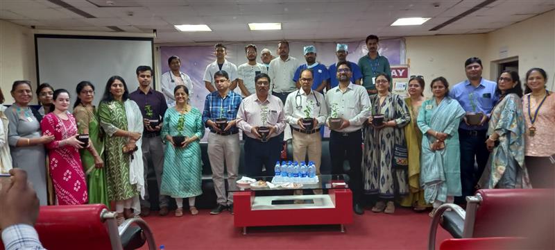 लायन्स क्लब पिनाकल ने आज डाक्टर्स डे के मौके पर, हाईटेक सुपरस्पेशालिटी हॉस्पिटल के चिकित्सकों को तुलसी भेंटकर किया सम्मान , इस अवसर पर अतिथियों ने अस्पताल परिसर में पौधे भी रोपे 