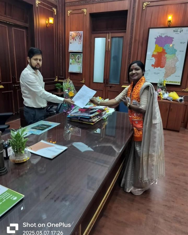 दुर्ग जिला पंचायत अध्यक्ष सरस्वती बंजारे ने जल संकट के  निराकरण के लिए कलेक्टर से की मुलाकात