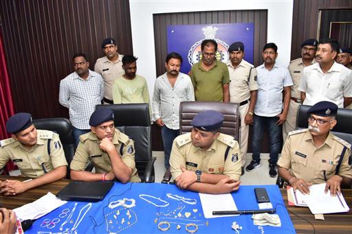 सूने मकान में घटित नकबजनी के 6 मामले,
दो आरोपी को पुलिस ने किया गिरफ्तार,
सोने चांदी के जेवरात 11 लाख रुपए किए जप्त।