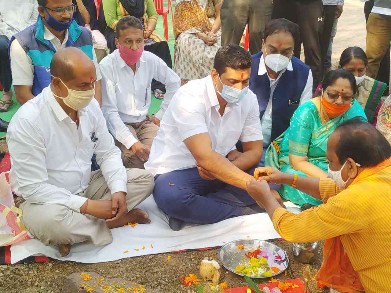 हुडकों में सड़कों का डामरीकरण महापौर  देवेंद्र यादव ने किया भूमिपूजन.....