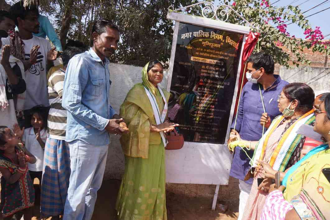महापौर देवेंद्र की उपस्थिति में छावनी की महिलाओं ने किया भूमिपूजन,
एक करोड़ 34 से वार्ड 28 में पेवर ब्लाॅक, सीमेंटीकरण व नाली निर्माण होंगे..............