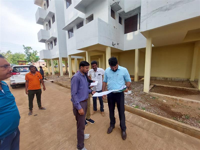 आयुक्त ने प्रधानमंत्री आवास योजना के तहत बन रहे आवासों का निरीक्षण कर जायजा लिया ,ताकि प्रतीक्षारत लोगों को आवास आबंटित करने की कार्रवाई की जा सके
