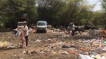 कचरे के ढेर के बीच बिना सुरक्षा कवच काम कर रहे सफाई कर्मचारी,सफाई कर्मचारियों के स्वास्थ्य से खिलवाड़, बिना सुरक्षा कवच के कर रहे कार्य, गंभीर बीमारियों का बना रहता खतरा ।
