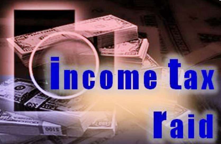 आबकारी  विभाग अधिकारी  अरूडपति त्रिपाठी को  ले जाया  जाा  रहा  रायपुर