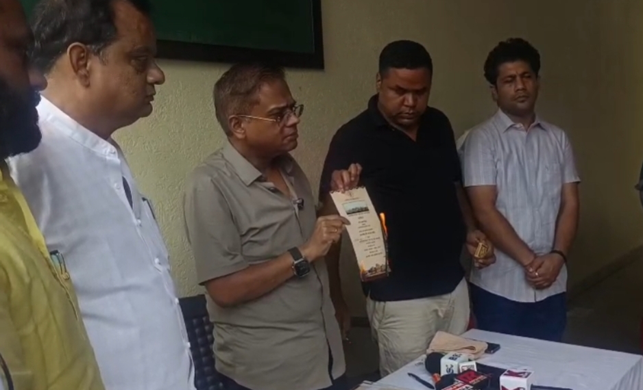 मिनी माता” का नाम हटाने पर सियासी आग — अमित जोगी ने विधानसभा उद्घाटन निमंत्रण जलाया, बोले- नारी और दलित अस्मिता का अपमान