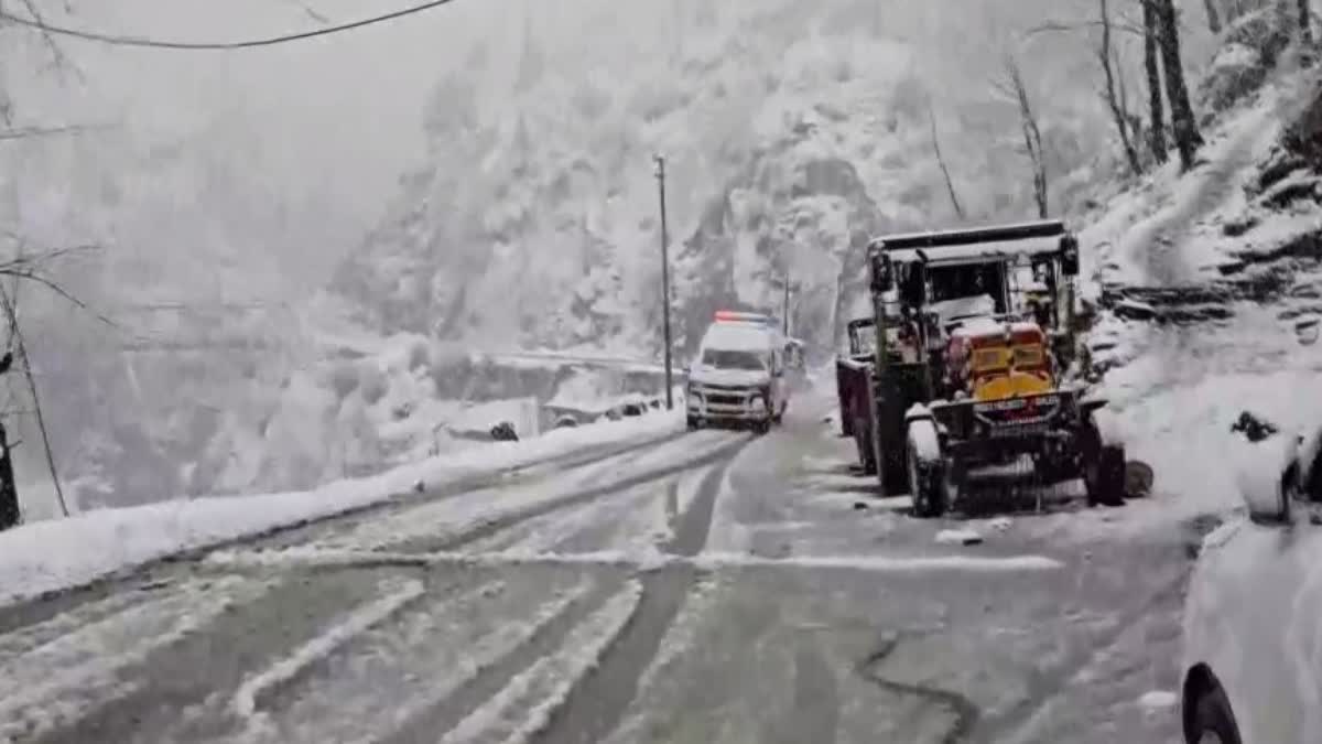 जम्मू-कश्मीर: डोडा में भारी बर्फबारी, सड़कें बंद, लोगों को घरों में रहने की सलाह