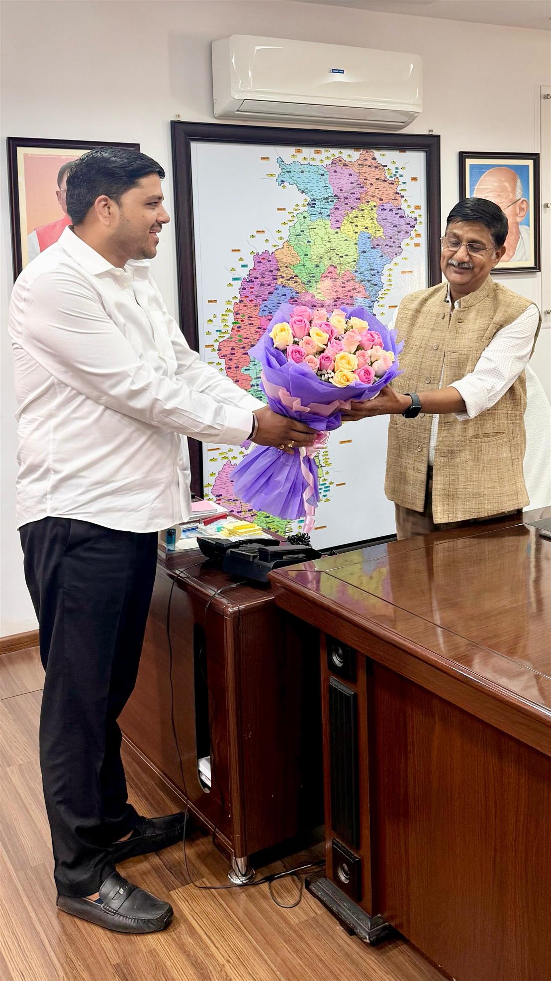 भिलाई कैन डू पर्वत फाउंडेशन के अध्यक्ष अतुल पर्वत ने DGP अरुण देव गौतम से की मुलाकात
