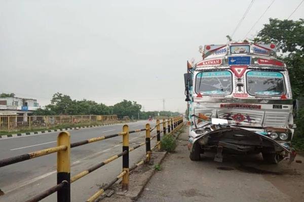 तेज रफ्तार ट्रक ने मवेशी को मारी टक्कर, ग्रामीणों ने किया हंगामा
