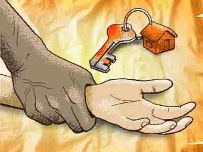 घर पर आराम कर रही महिला के साथ कि छेड़खानी