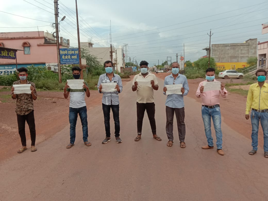 गायों की मौत के बाद युवा जनता कांग्रेस (जे) के कार्यकर्ताओं ने राज्यपाल को ट्विटर और ईमेल के माध्यम से ज्ञापन सौंपा ।